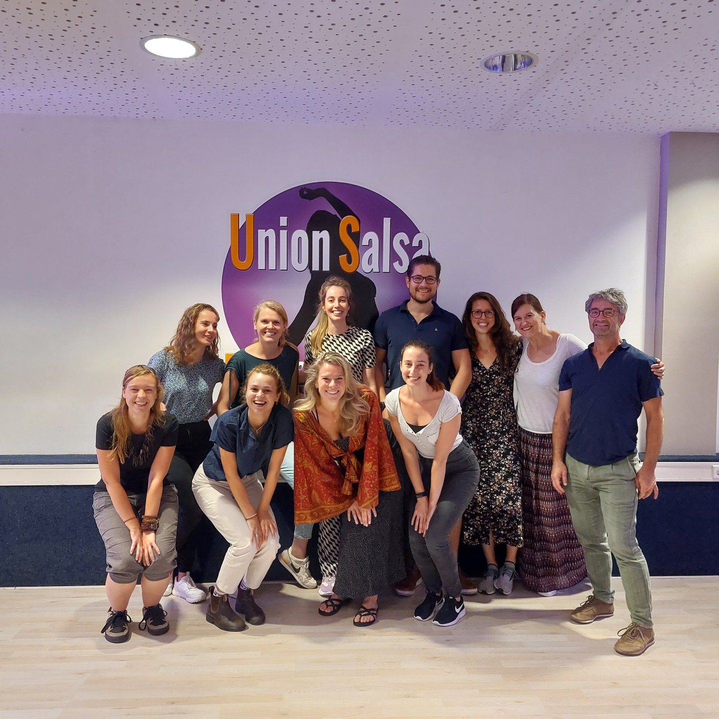 💃Afgelopen week organiseerde de personeelsvereniging weer een actief uitje! Een workshop salsa en merengue stond op het programma. De eerste basispasjes werden uitlegt en geoefend! Een geslaagd uitje!
Wil jij ook samen met collega's activiteiten ondernemen? Check onze vacatures via de link in onze bio!
#werkenbijTAUW #liveyourambiton