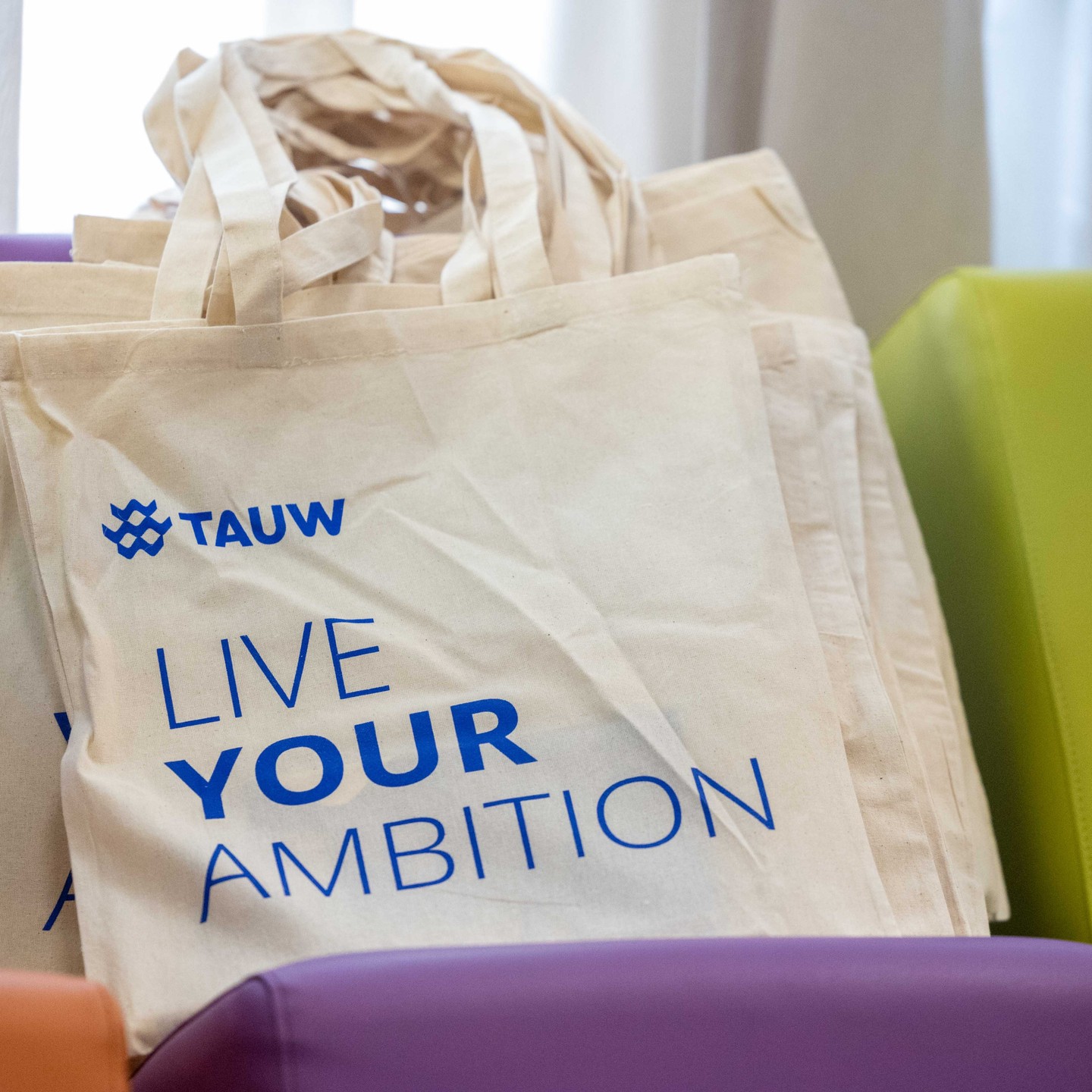 Dinsdag verwelkomden wij acht enthousiaste kandidaten op ons TAUW kantoor in Utrecht, voor de functie van junior adviseur industrie. Zij hadden zich aangemeld voor de wervingsdag, om te ontdekken of er een wederzijdse match was. Deze ochtend hebben zij kennis kunnen maken met TAUW door het volgen van een presentatie, in gesprek te gaan met (junior) collega's en natuurlijk een rondleiding door het kantoor. Een interessante en leuke dag, waar we met veel enthousiasme op terug kijken!
#werkenbijTAUW #junior #liveyourambition