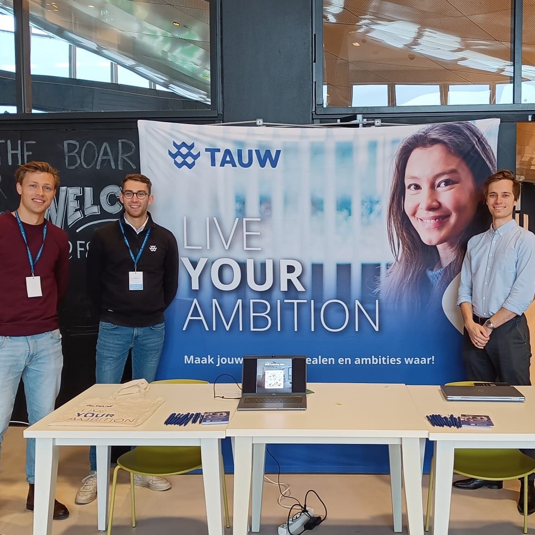 🌱𝗧𝗔𝗨𝗪 𝗼𝗽 𝗱𝗲 𝗪𝗨𝗥 𝗖𝗮𝗿𝗲𝗲𝗿𝗱𝗮𝘆!🌱
Gisteren stond er weer een stand van TAUW op de WUR Careerday in Wageningen! Onze collega's, die ook in Wageningen hebben gestudeerd, zijn overspoeld met het aantal studenten die aanwezig waren gisteren.
We hebben veel enthousiaste studenten ontmoet en hen een beeld kunnen geven van werken bij TAUW. Het was leuk om zoveel nieuw talent te ontmoeten en een beeld te krijgen van de diversiteit aan studies binnen de Wageningen Universiteit!
➡️Mocht je ons hebben gemist, of ben je benieuwd naar jouw mogelijkheden bij TAUW? Geen zorgen! Neem dan een kijkje op onze website via de link in de bio of stuur ons een DM!